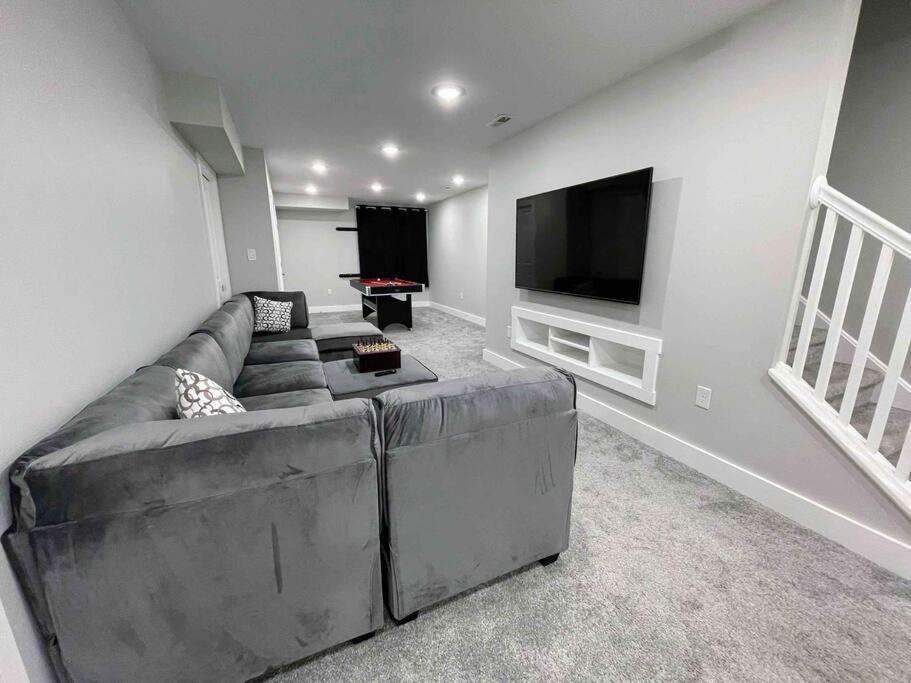 פיטסבורג 4 Bedroom 3 Bath Sleeps 10 Pet Friendly Private Backyard, 2 Car Garage, City Views, Close To All Stadiums And Casino מראה חיצוני תמונה