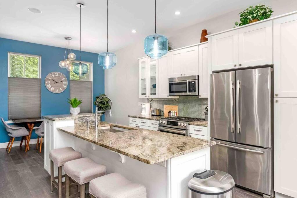 פיטסבורג 4 Bedroom 3 Bath Sleeps 10 Pet Friendly Private Backyard, 2 Car Garage, City Views, Close To All Stadiums And Casino מראה חיצוני תמונה