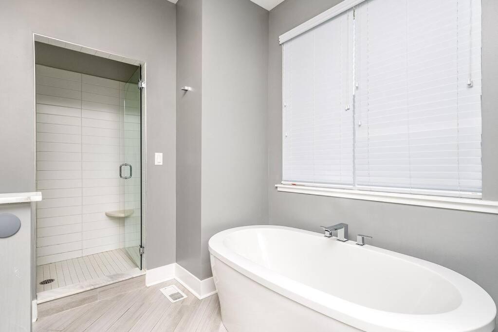פיטסבורג 4 Bedroom 3 Bath Sleeps 10 Pet Friendly Private Backyard, 2 Car Garage, City Views, Close To All Stadiums And Casino מראה חיצוני תמונה