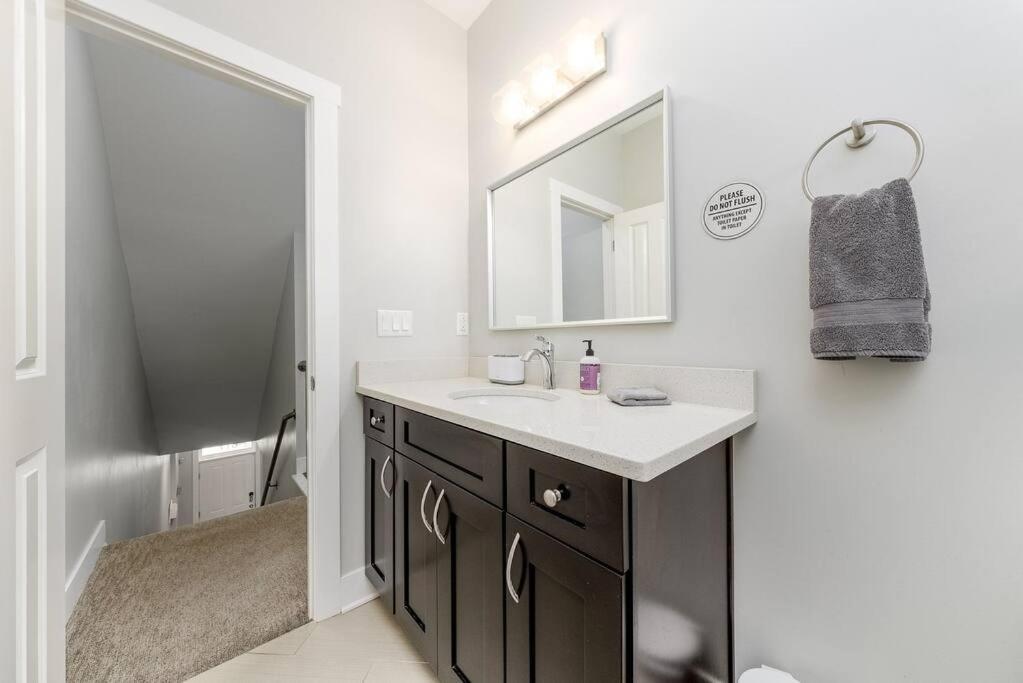 פיטסבורג 4 Bedroom 3 Bath Sleeps 10 Pet Friendly Private Backyard, 2 Car Garage, City Views, Close To All Stadiums And Casino מראה חיצוני תמונה