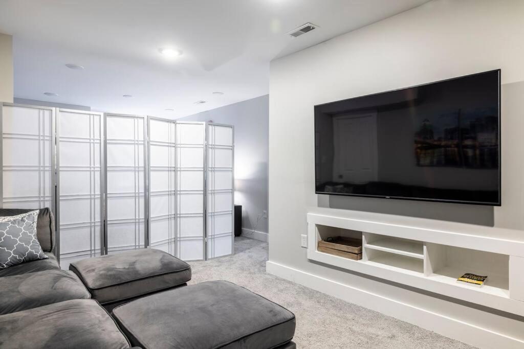 פיטסבורג 4 Bedroom 3 Bath Sleeps 10 Pet Friendly Private Backyard, 2 Car Garage, City Views, Close To All Stadiums And Casino מראה חיצוני תמונה