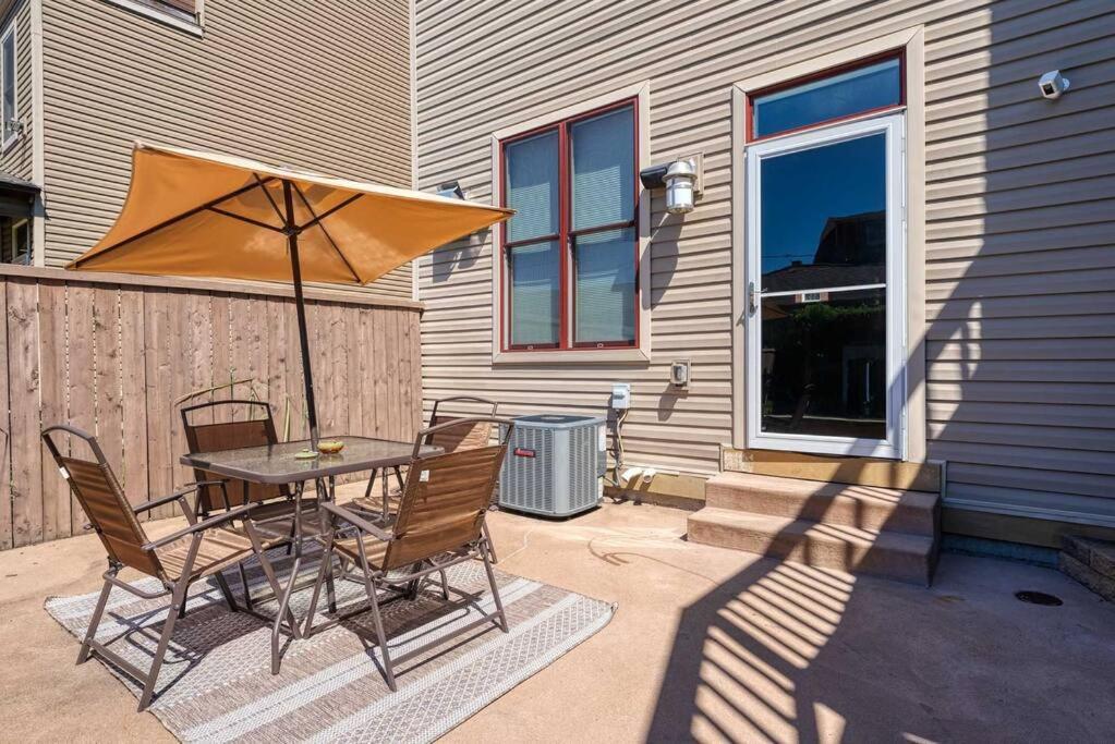 פיטסבורג 4 Bedroom 3 Bath Sleeps 10 Pet Friendly Private Backyard, 2 Car Garage, City Views, Close To All Stadiums And Casino מראה חיצוני תמונה