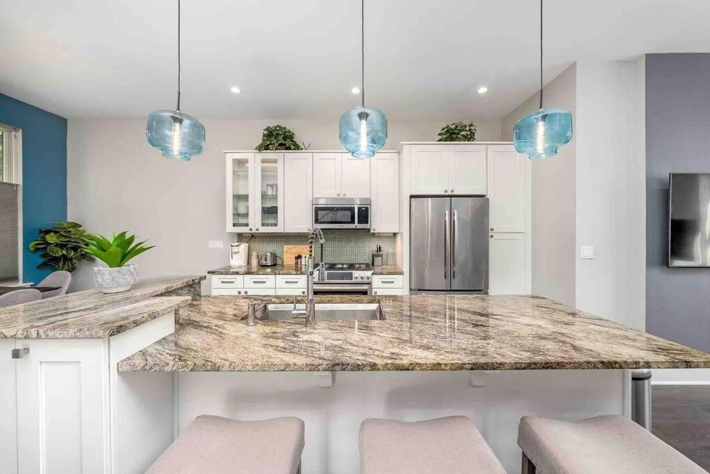 פיטסבורג 4 Bedroom 3 Bath Sleeps 10 Pet Friendly Private Backyard, 2 Car Garage, City Views, Close To All Stadiums And Casino מראה חיצוני תמונה