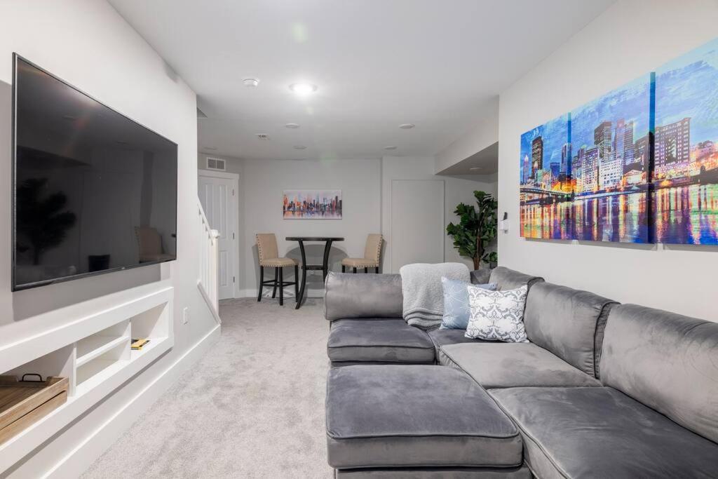 פיטסבורג 4 Bedroom 3 Bath Sleeps 10 Pet Friendly Private Backyard, 2 Car Garage, City Views, Close To All Stadiums And Casino מראה חיצוני תמונה