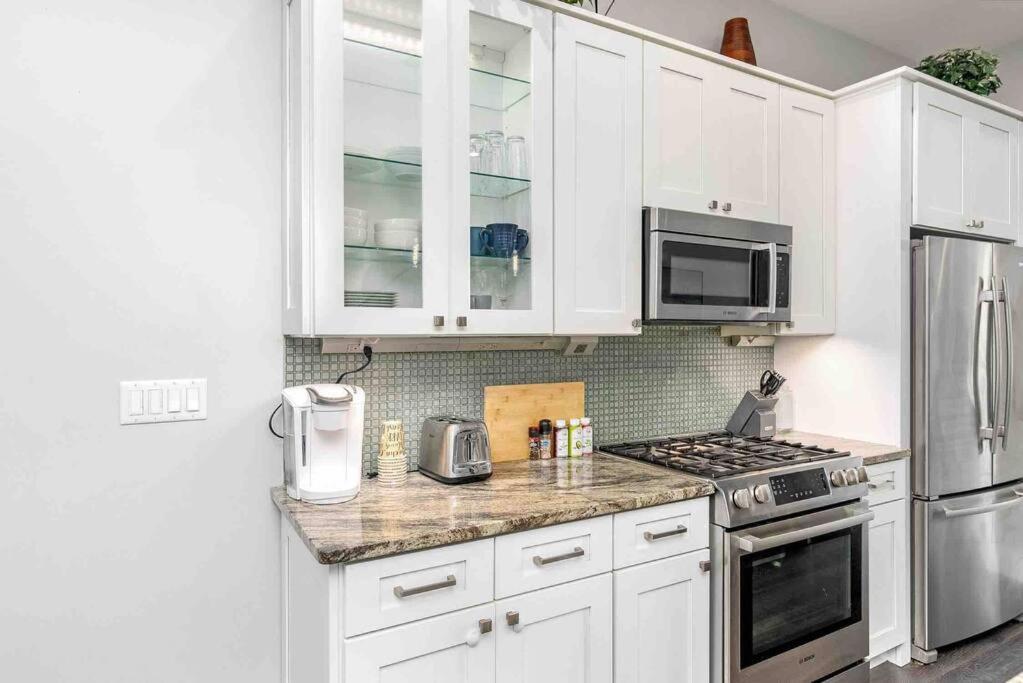 פיטסבורג 4 Bedroom 3 Bath Sleeps 10 Pet Friendly Private Backyard, 2 Car Garage, City Views, Close To All Stadiums And Casino מראה חיצוני תמונה