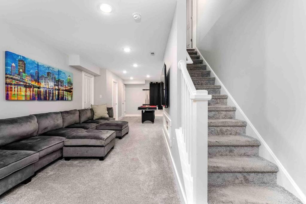 פיטסבורג 4 Bedroom 3 Bath Sleeps 10 Pet Friendly Private Backyard, 2 Car Garage, City Views, Close To All Stadiums And Casino מראה חיצוני תמונה