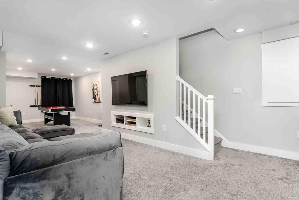 פיטסבורג 4 Bedroom 3 Bath Sleeps 10 Pet Friendly Private Backyard, 2 Car Garage, City Views, Close To All Stadiums And Casino מראה חיצוני תמונה