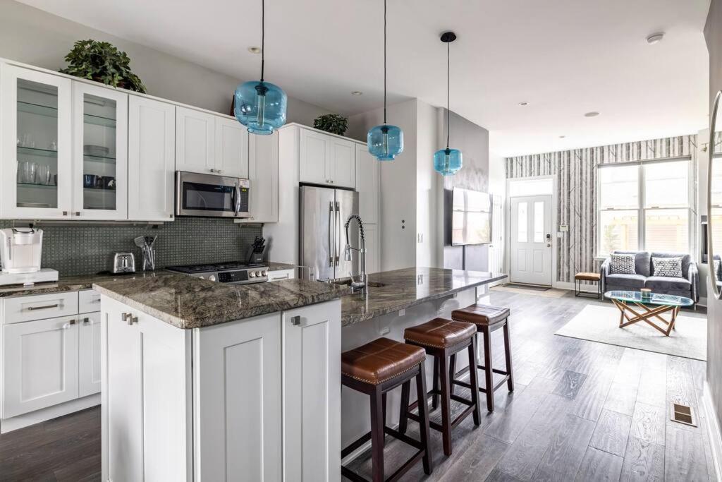 פיטסבורג 4 Bedroom 3 Bath Sleeps 10 Pet Friendly Private Backyard, 2 Car Garage, City Views, Close To All Stadiums And Casino מראה חיצוני תמונה