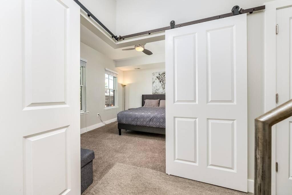 פיטסבורג 4 Bedroom 3 Bath Sleeps 10 Pet Friendly Private Backyard, 2 Car Garage, City Views, Close To All Stadiums And Casino מראה חיצוני תמונה