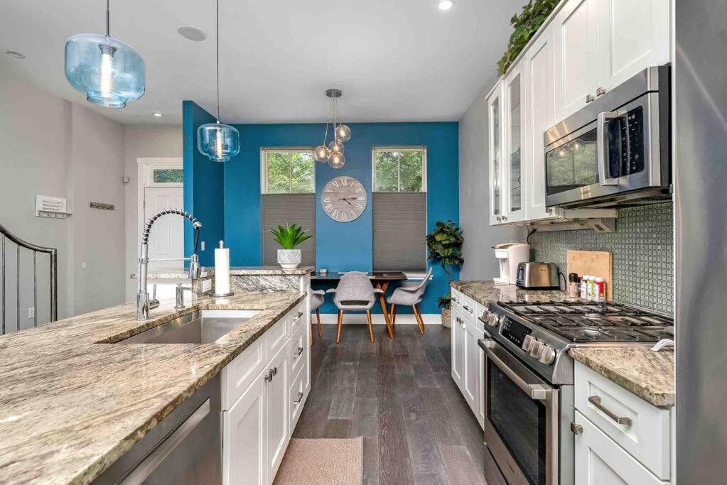 פיטסבורג 4 Bedroom 3 Bath Sleeps 10 Pet Friendly Private Backyard, 2 Car Garage, City Views, Close To All Stadiums And Casino מראה חיצוני תמונה